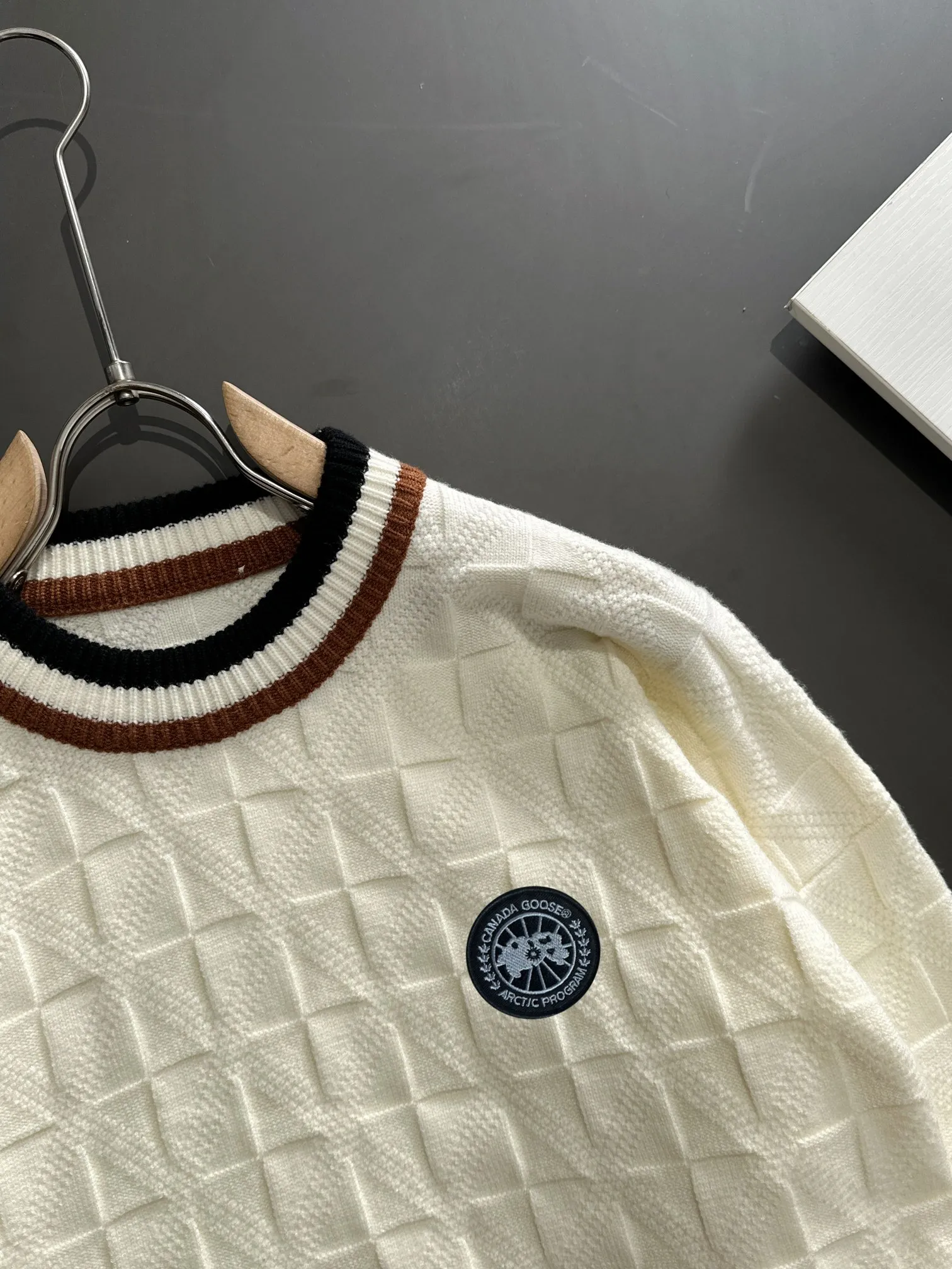 Next day shipping P360 Big Goose 2025 official website latest autumn and winter sweaters, popular models are on sale at the same time at the counter! Specially made of wool blended fabric. It feels comfortable and can be directly in contact with the skin. The logo badge is exquisitely embroidered, which is extremely eye-catching! The details highlight the fashionable charm of big brands. Exquisite workmanship. Three-dimensional cutting style. The wearing effect is invincible and handsome! All three standards are complete! Size: M-3XL
